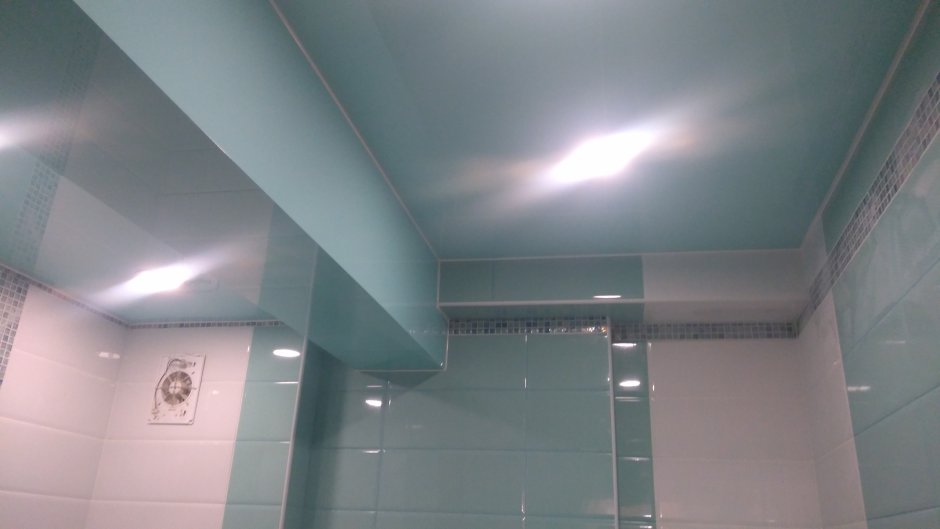Натяжной потолок в ванную
