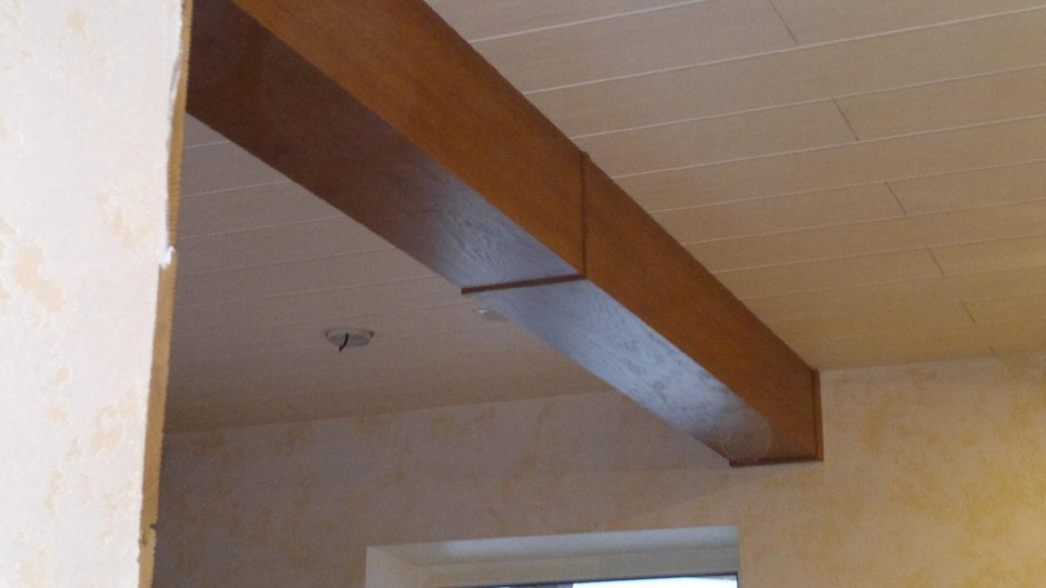 Натяжной потолок с балкой