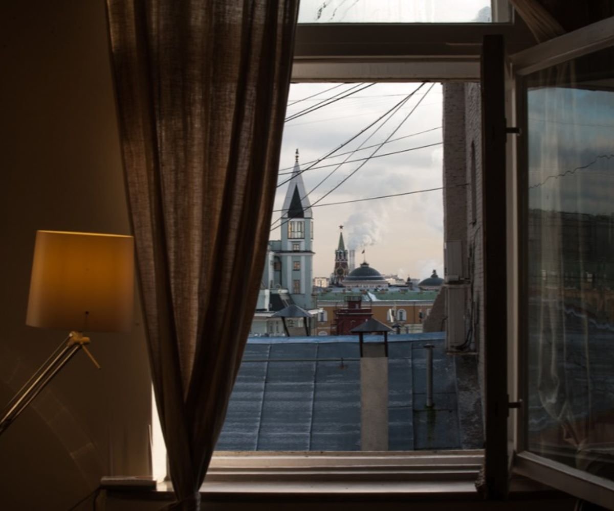 Открыл окно в балкон. Виды окон. Подоконник с видом на Кремль. Вид из окна квартиры. Окно с видом на город.