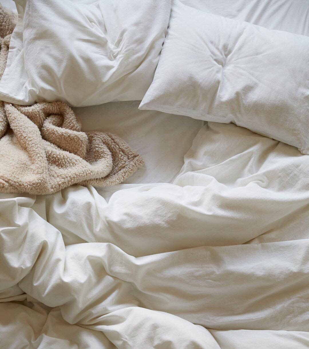 Постель постелька. Одеяло. Одеяло Эстетика. Одеяло на кровати. Смятая кровать.