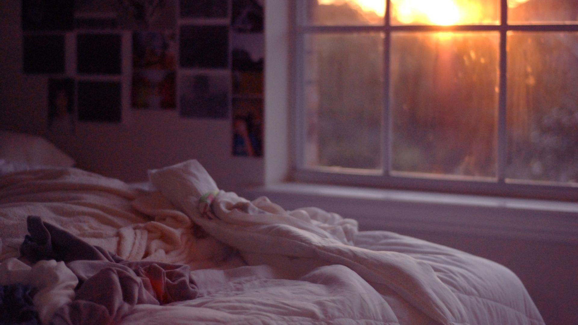 Сон эстетика. Раннее утро в комнате. Кровать ночью. Утро в спальне. Уютная кровать около окна.