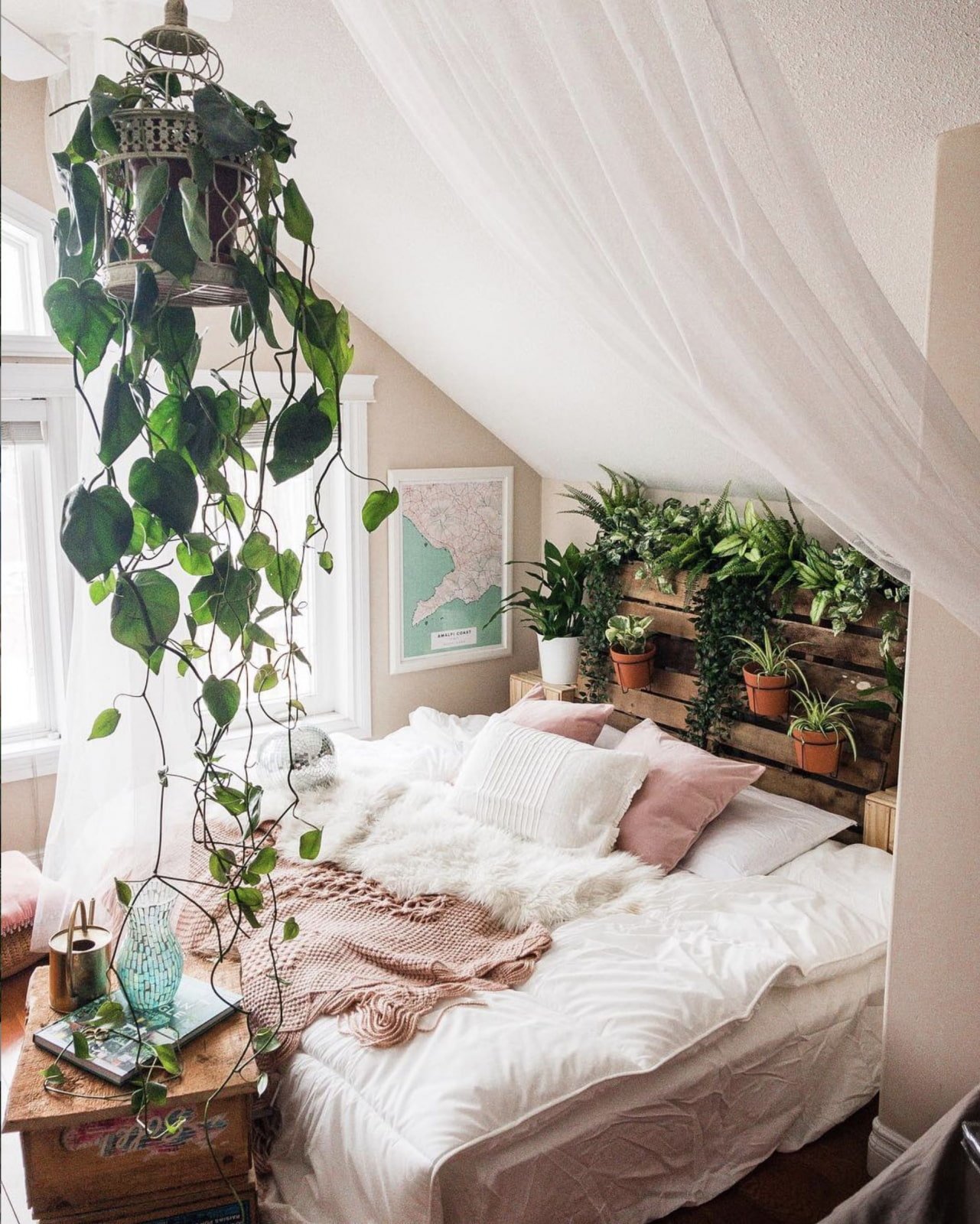 Купить комнат цветы. Растения в интерьере спальни. Уютная комната. Комнатные растения в интерьере спальни. Уютная спальня.
