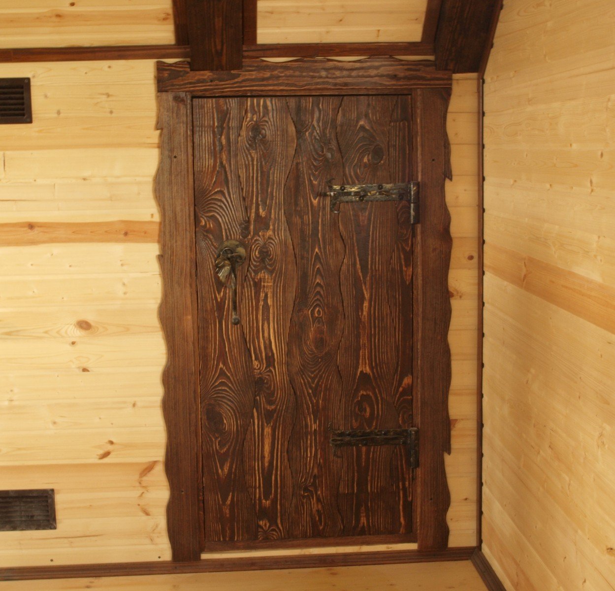 Обналичка дверей своими руками. Деревянная дверь. Дверь в баню. Двери в баню деревянные. Красивые деревянные двери в баню.