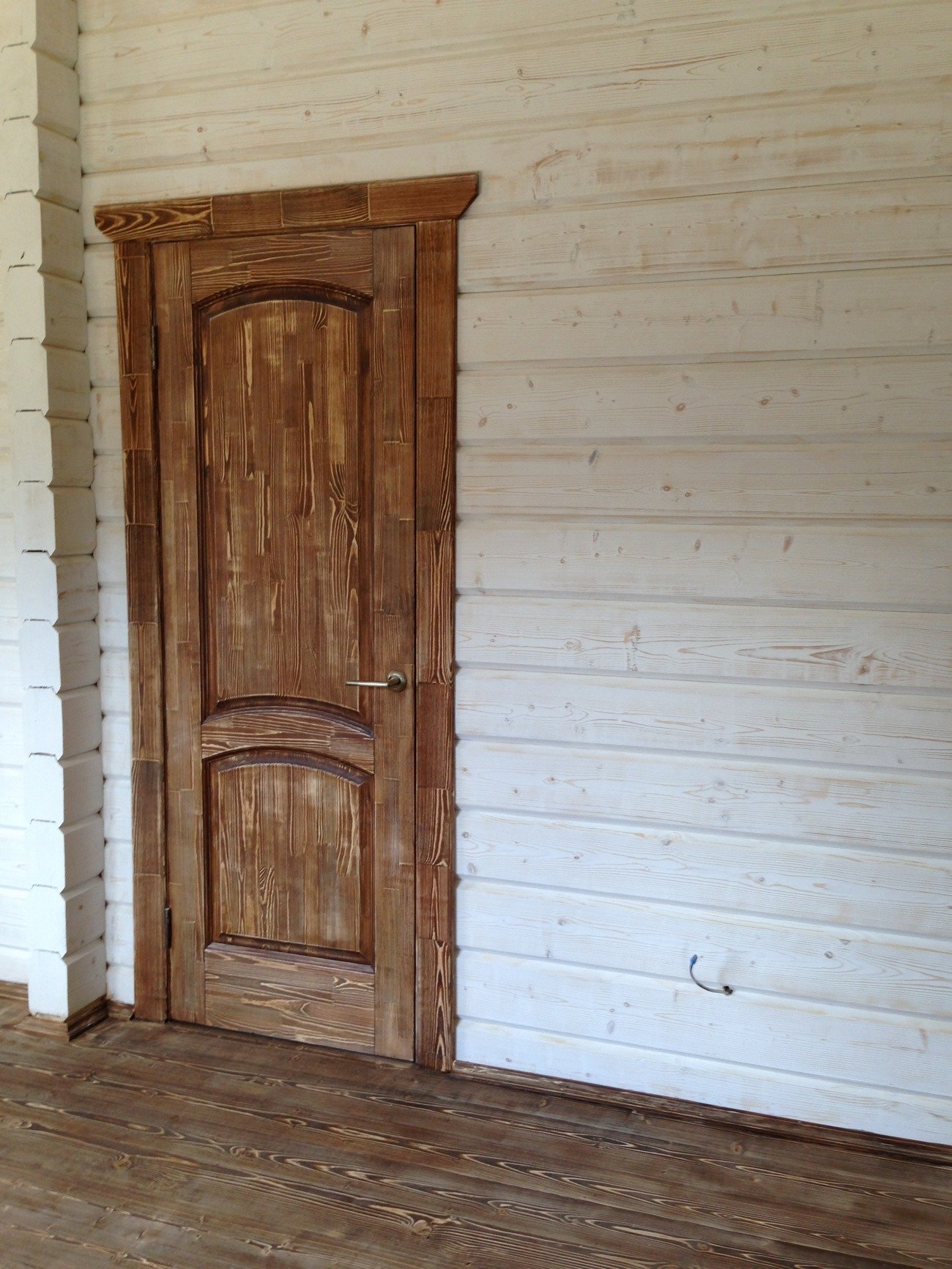 Обналичка дверей своими руками. Наличники на двери деревянные. Наличник дверной деревянный. Двери в деревянном доме. Деревянные обналичники на двери.