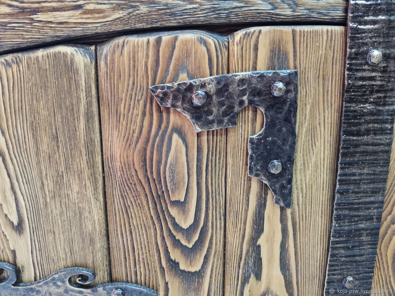 Деревянная накладка на дверь. Кованые петли для дверей под старину. Декоративные дверцы. Кованая фурнитура для деревянных дверей. Деревянные дверцы.