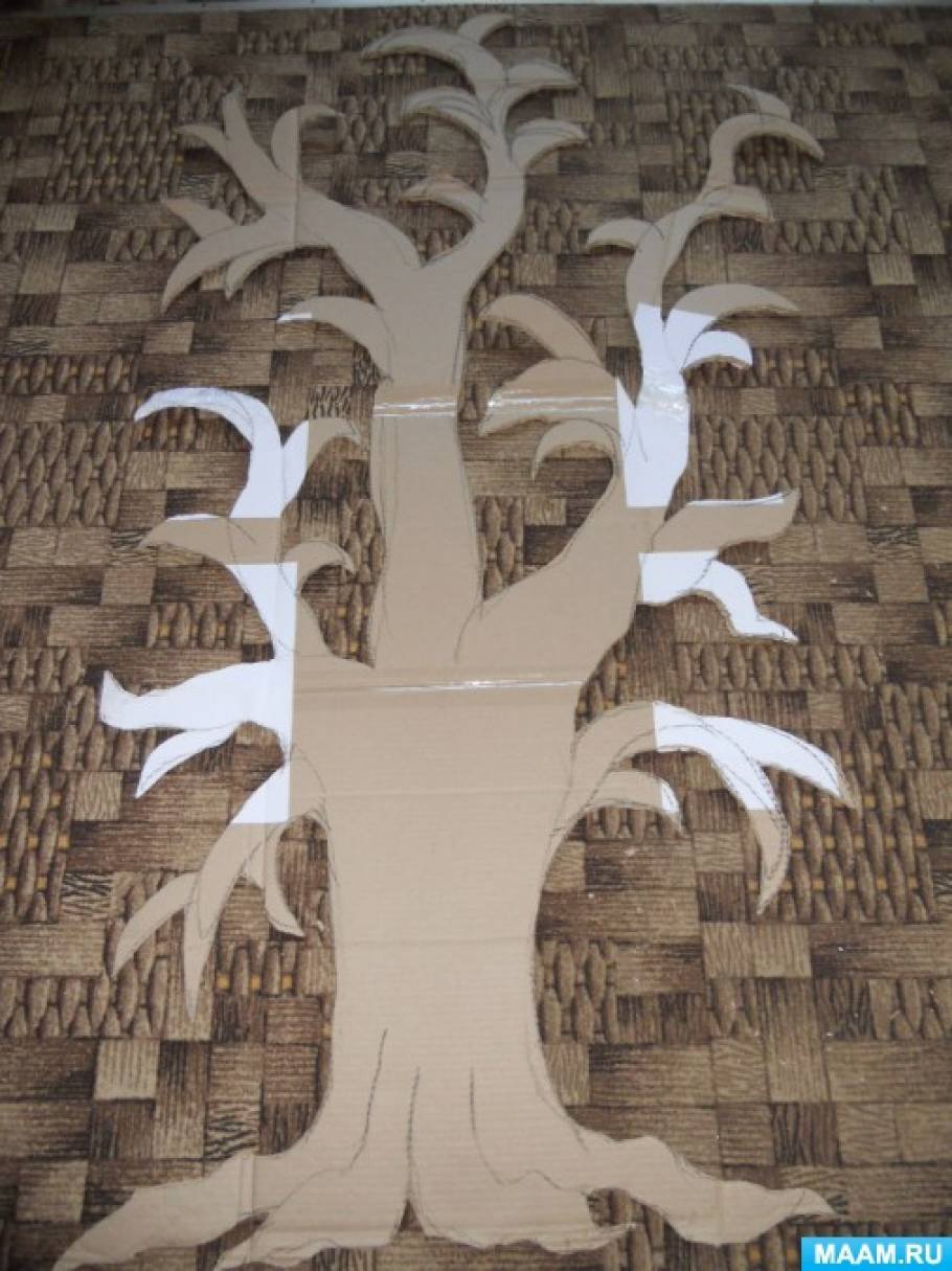 Дерево из папье маше на стене