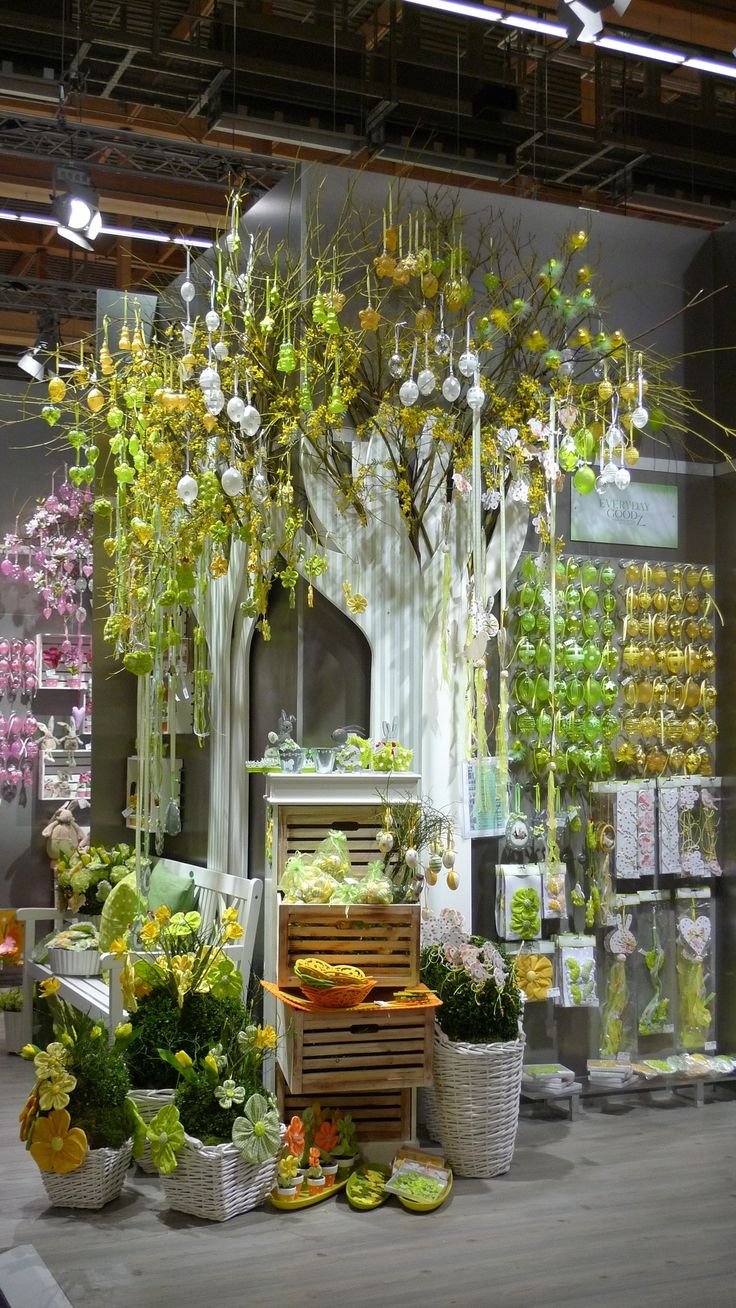 Украшение витрины цветочного магазина