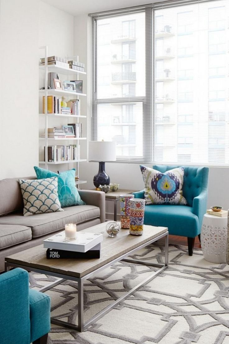 Дизайн гостиной с серо голубым диваном
