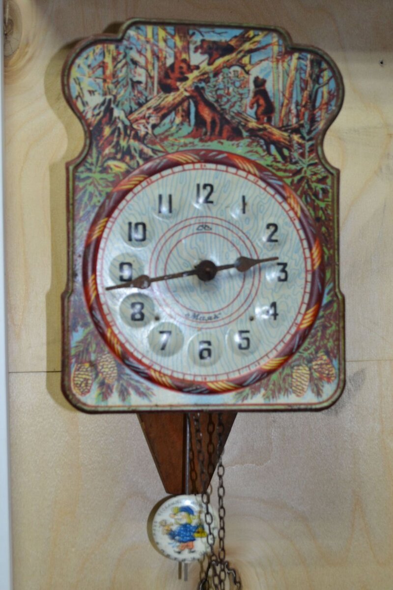 Часы с гирьками и маятником Маяк