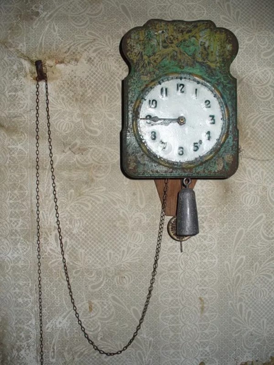 Часы-ходики с гирями и маятником