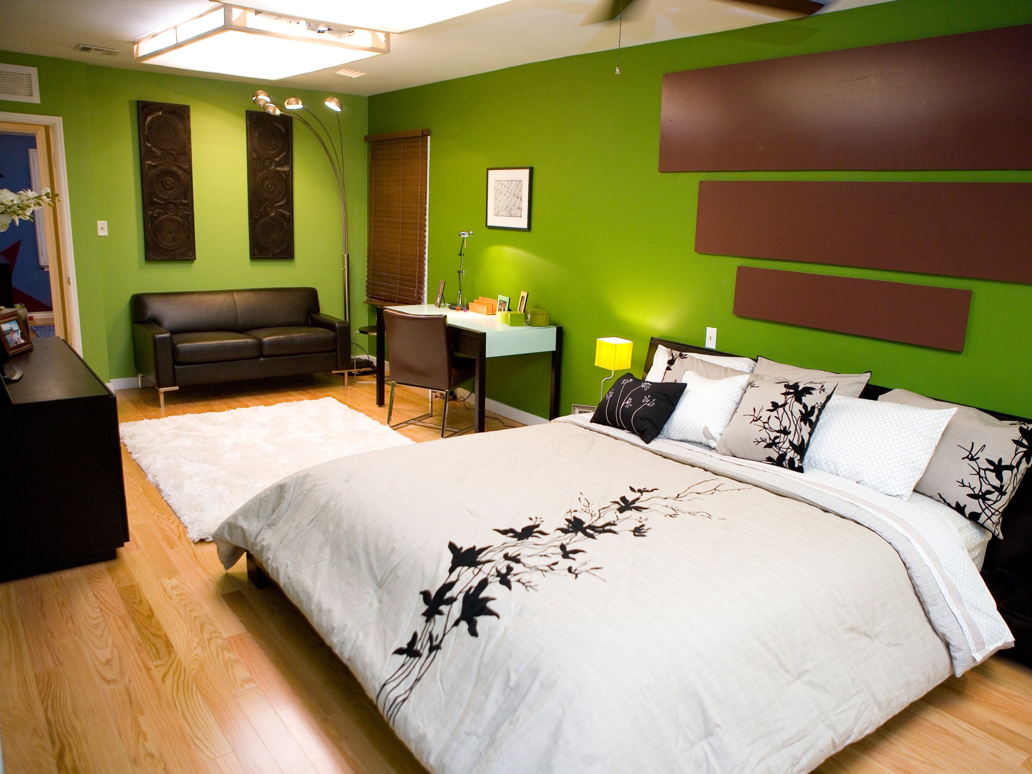 Обои зелено коричневые. Зеленый интерьер спальни. Салатовая спальня. Коричнево зеленая спальня. Спальня в коричнево зеленых тонах.