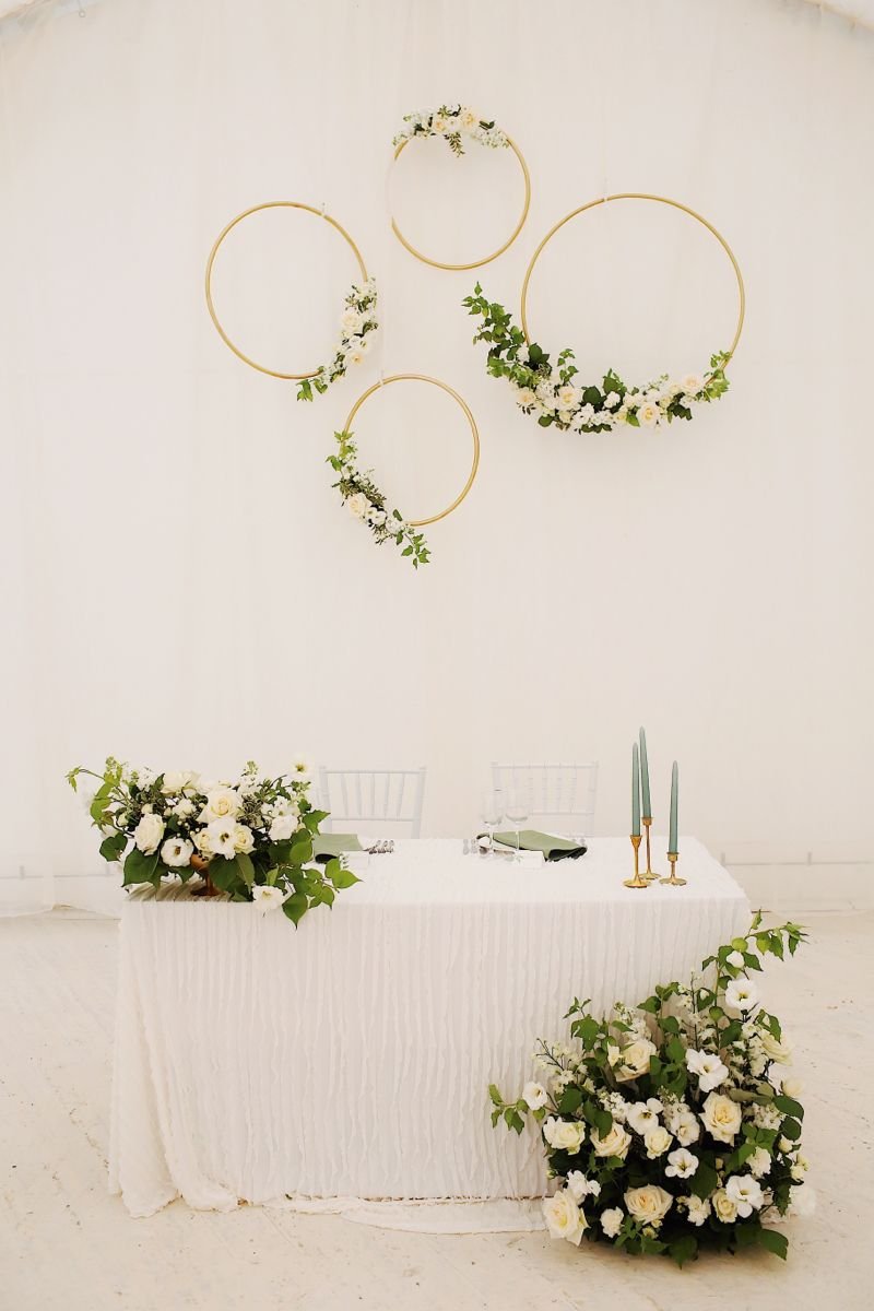 Минимализм в украшении стола цветами свадебный