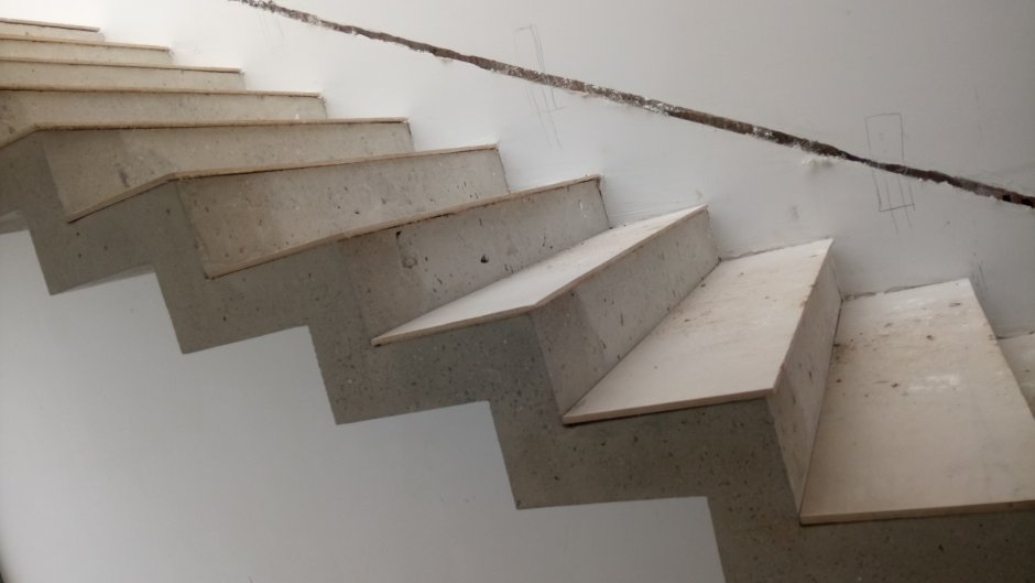 Зеркальная лестница из бетона