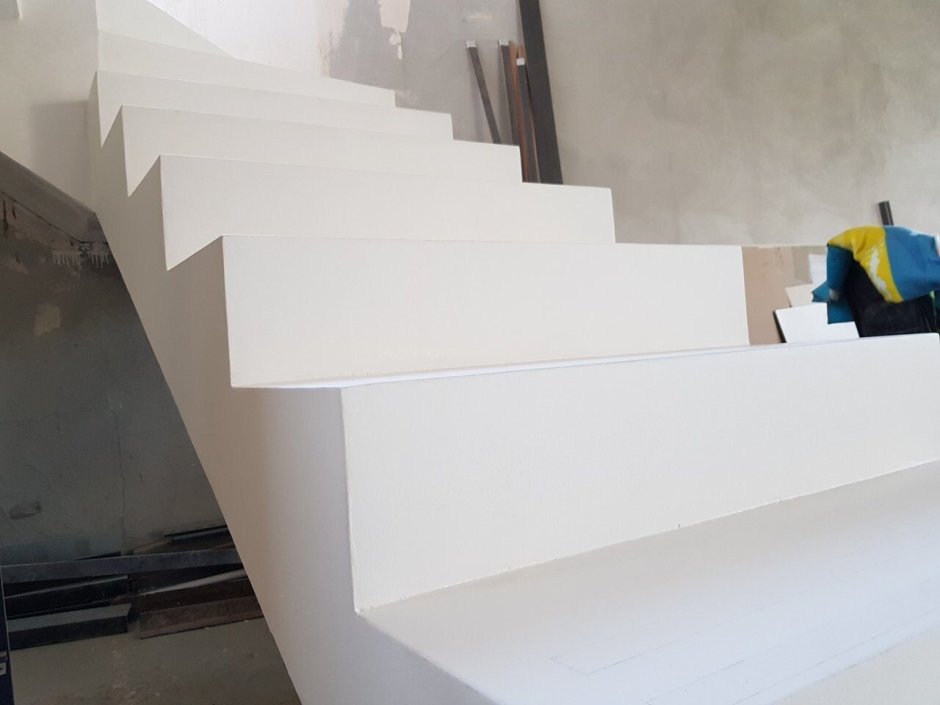 Отделка бетонных лестниц полимером