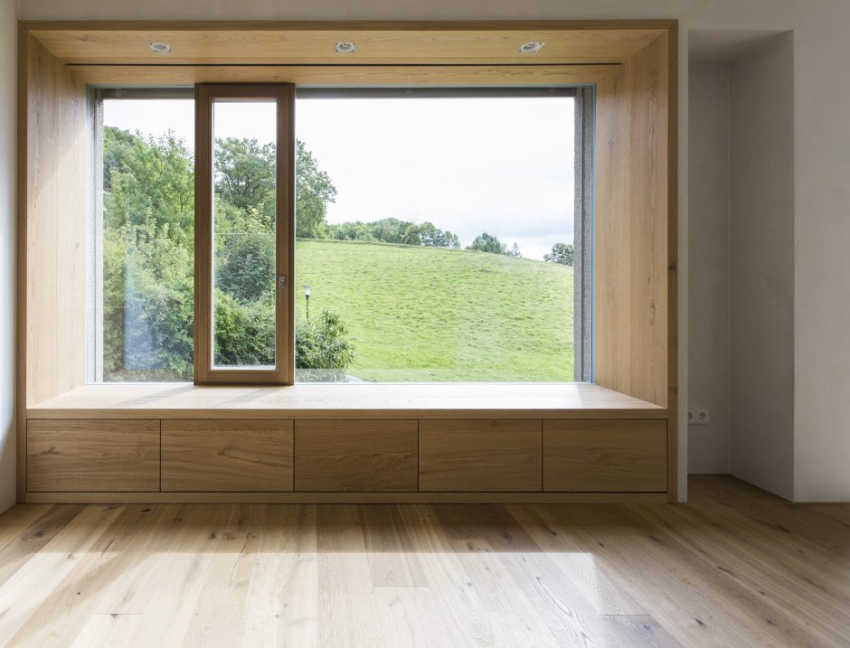 Белое окно с деревянным подоконником