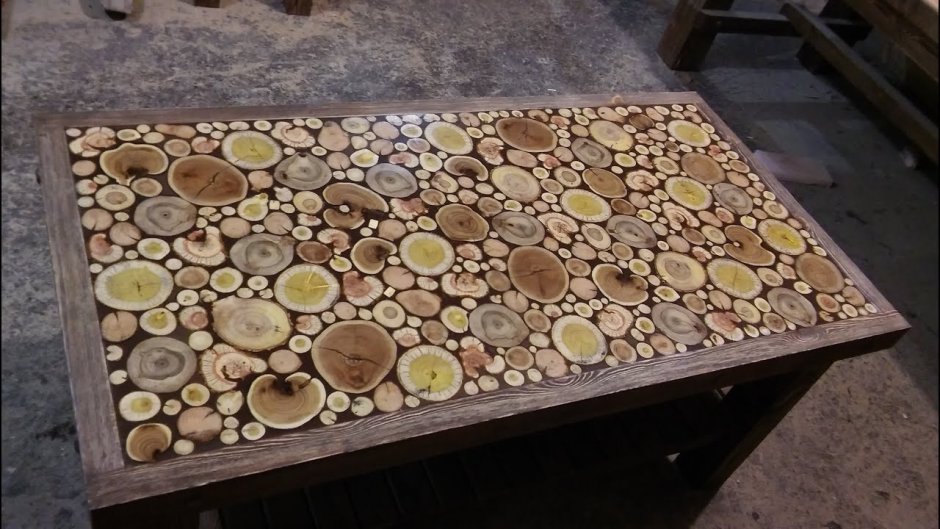 Красивые столы из деревянных спилов