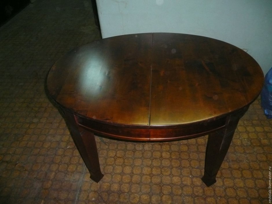 Старинный овальный столик