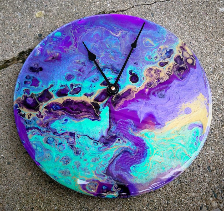 Часы из эпоксидной смолы фиолетовые