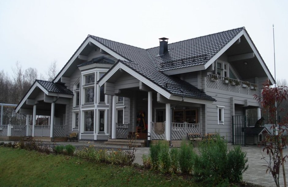 Деревянный дом серого цвета