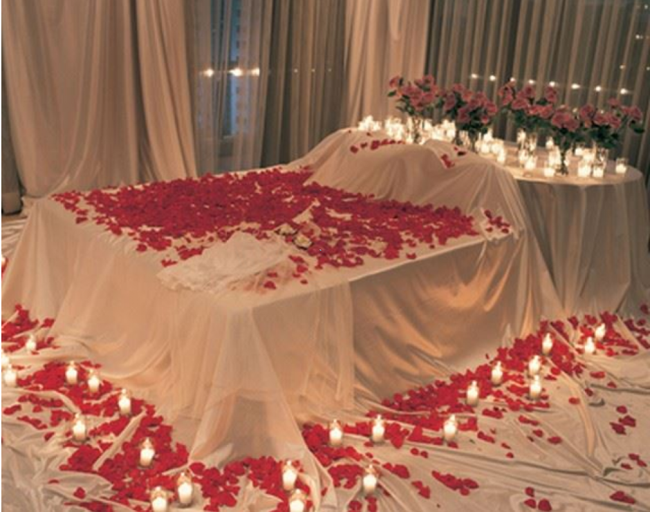 Брачная постель. Лепестки роз на кровати. Постель в лепестках. Украсить кровать лепестками роз. Кровать для брачной ночи.