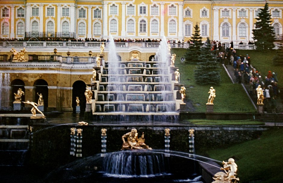 Большой дворец в Петергофе без фонтанов поздняя осень