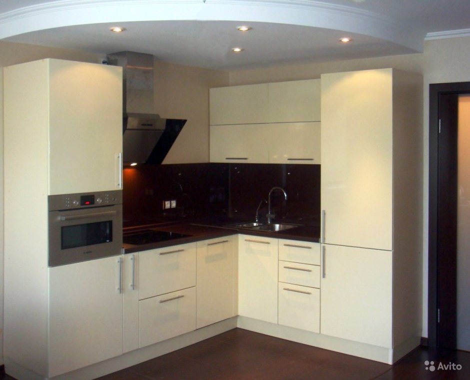Белая угловая кухня с двумя пеналами