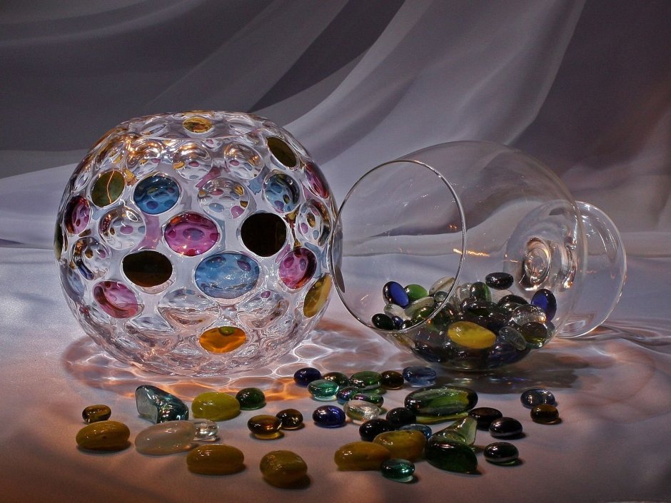 Декор из стеклянных камушков