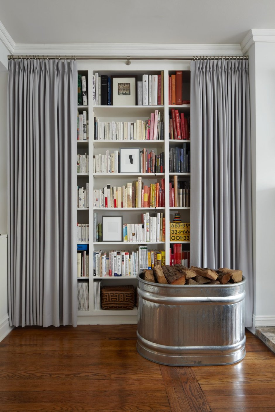 Книжный шкаф за шторой