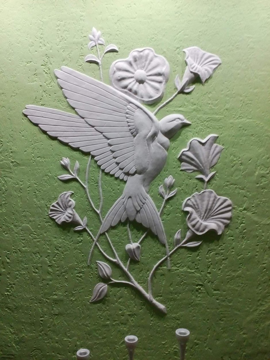 Барельеф голуби на стене