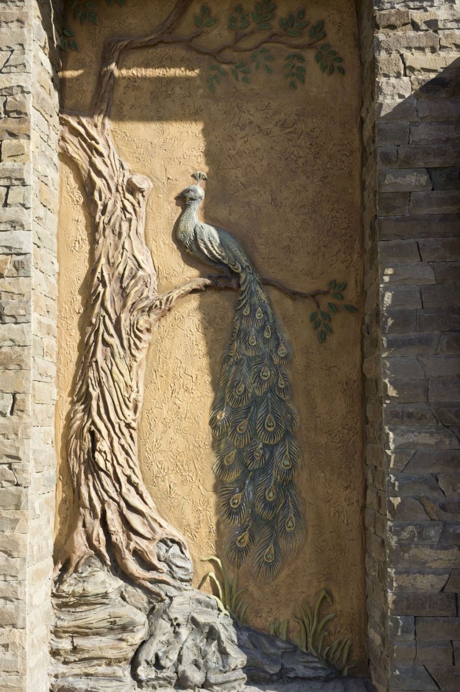 Барельеф птицы на стене