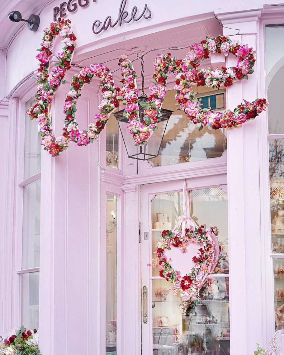 Новогодний декор фасада цветочного магазина