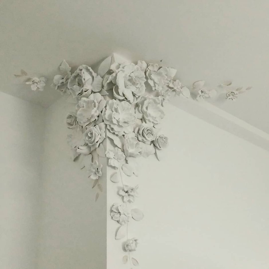 Лепнина цветы на стене