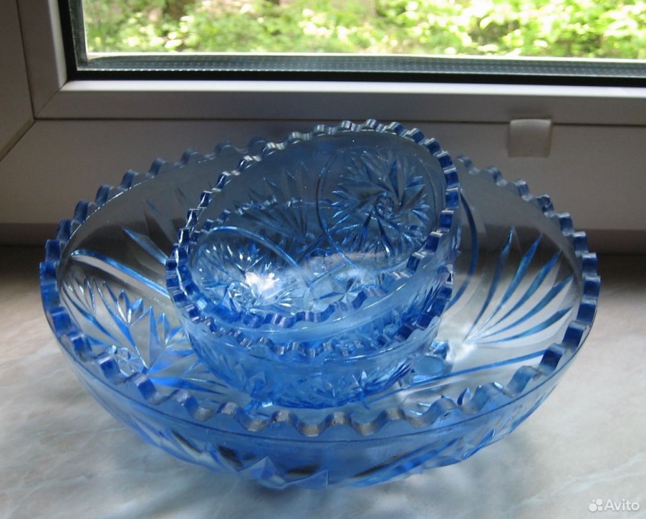 Тарелки из голубого стекла