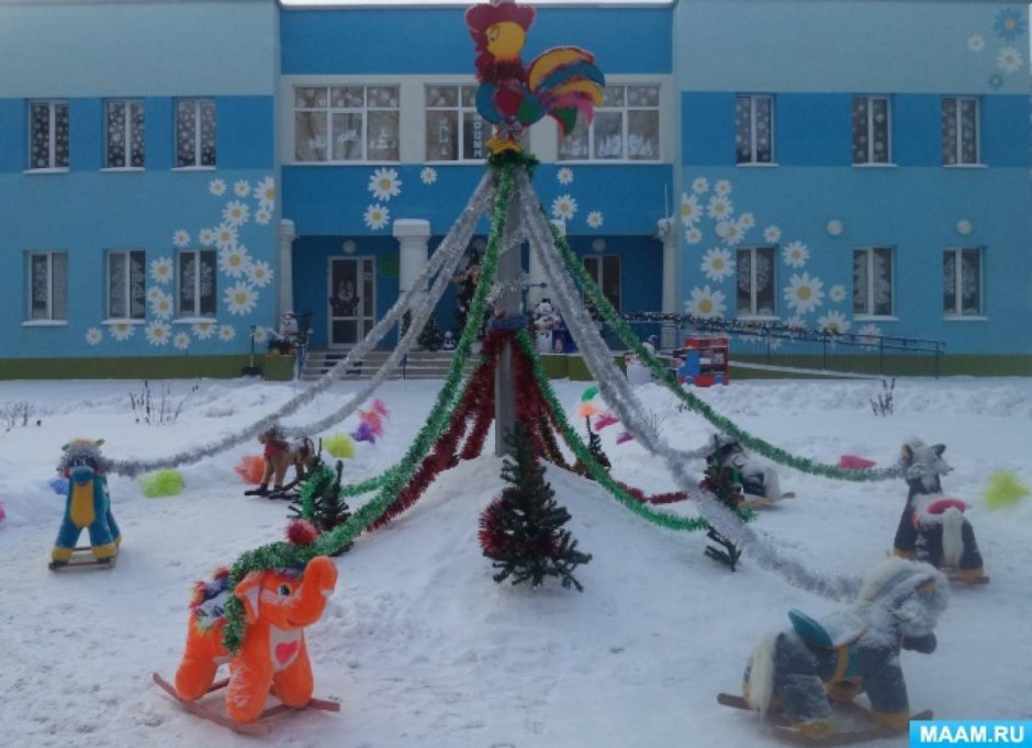 Новогоднее украшение территории детского сада