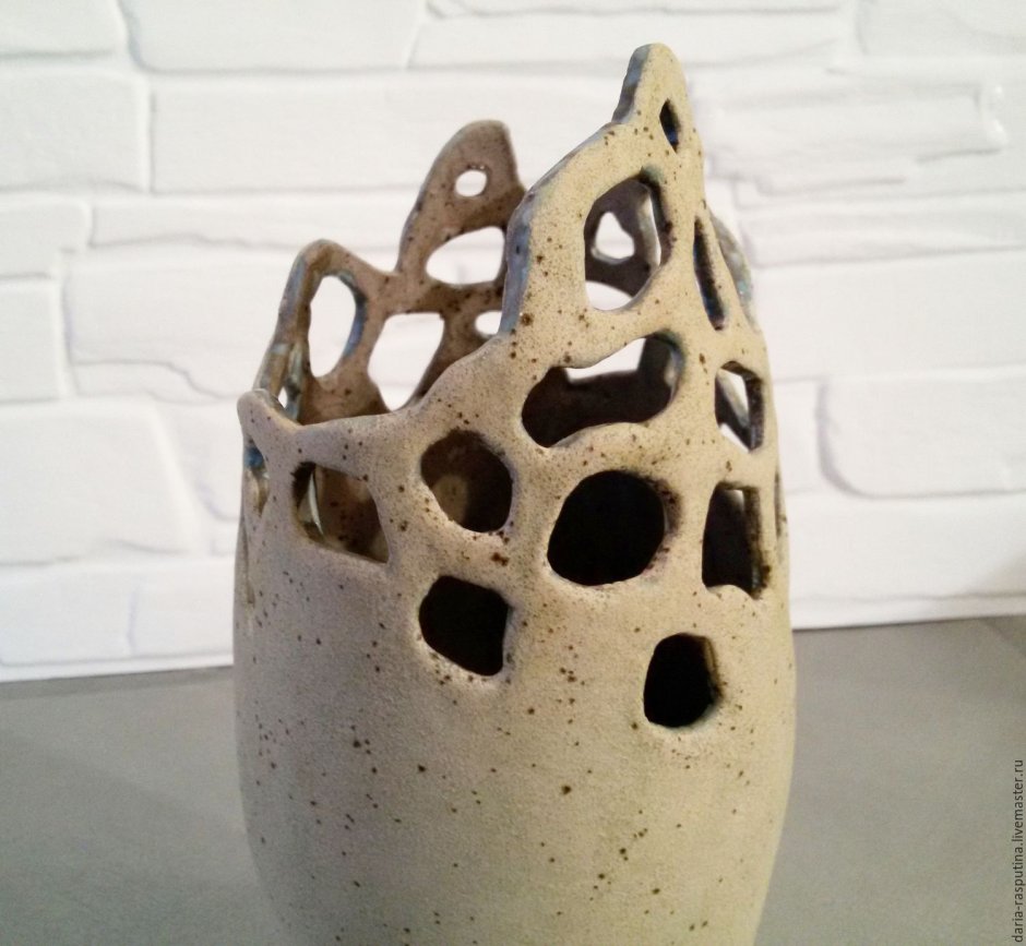 Керамические вазы с отверстиями