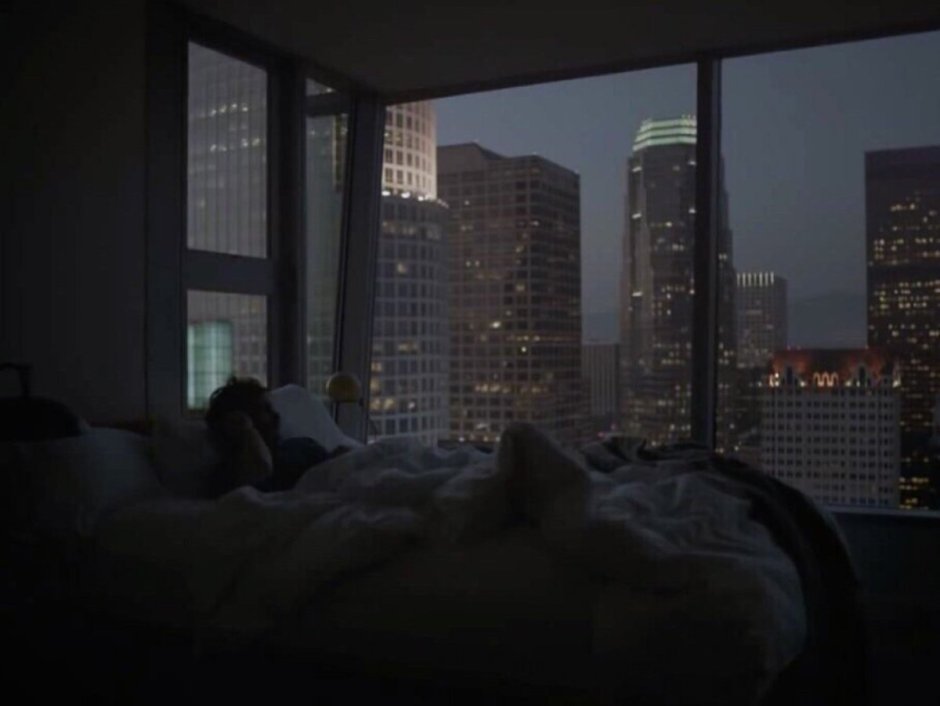 Панорамные окна кровать ночь