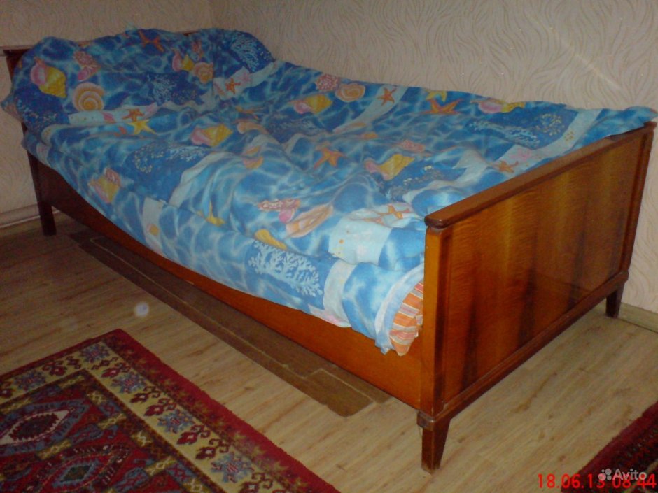 Старая односпальная кровать