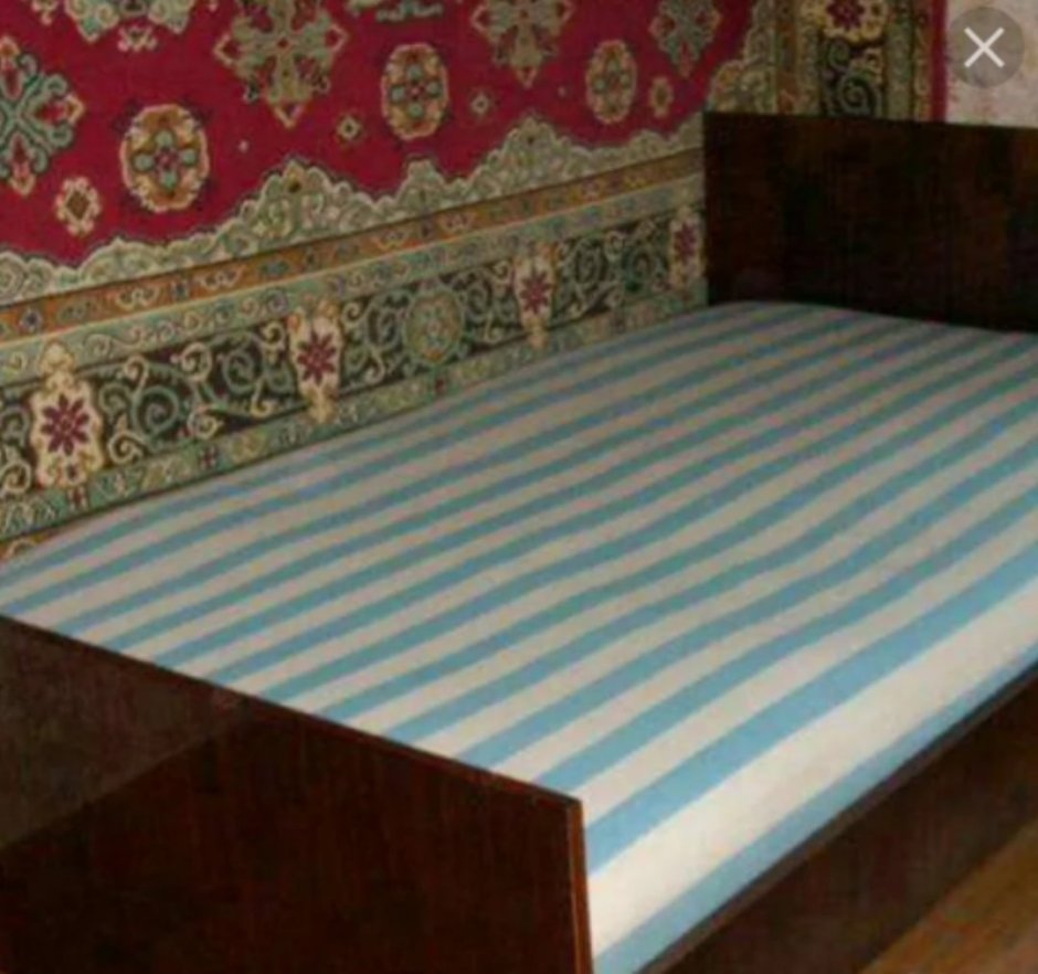 Старая двуспальная кровать