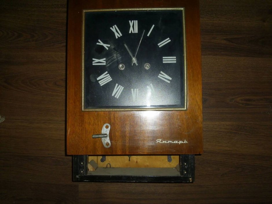 Настенные механические часы янтарь СССР