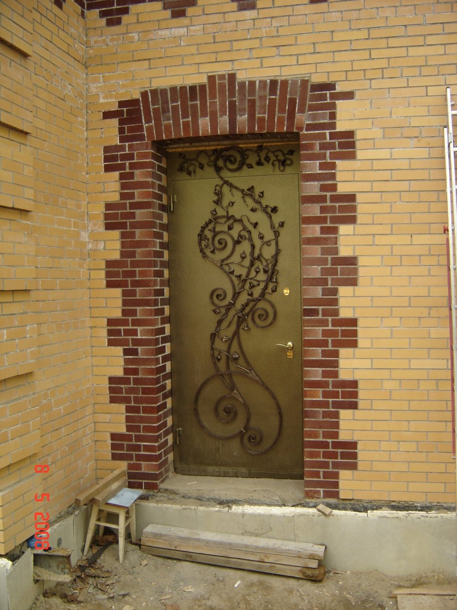 Входная дверь из декоративного камня