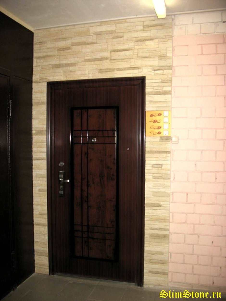 Входная дверь отделанная декоративным камнем