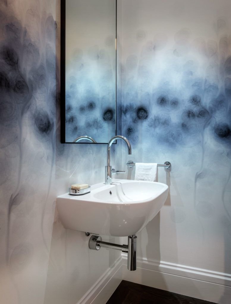 Необычная покраска стен в ванной