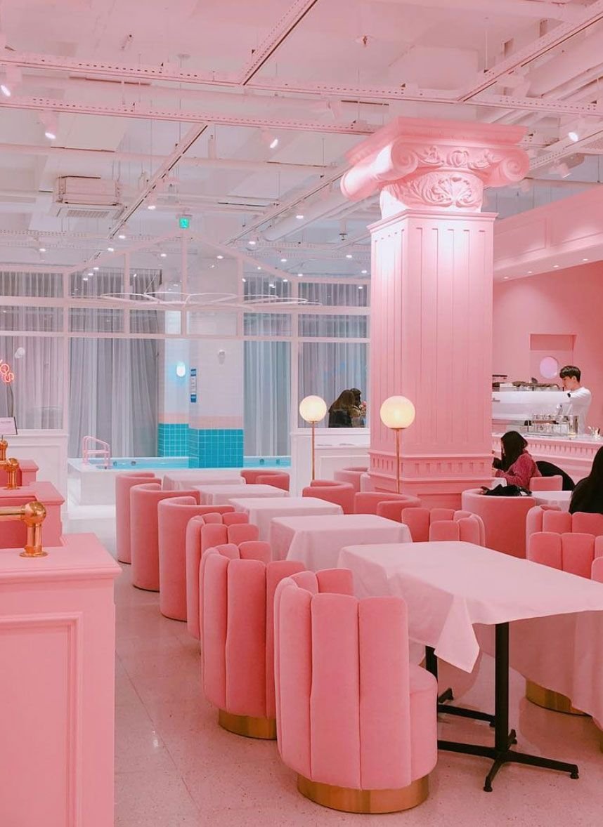 Цветочный ресторан в москве розовый. Ресторан в розовых тонах. Ресторан в розовом стиле. Кофейня в розовом стиле. Розовый в интерьере кафе ресторанов.