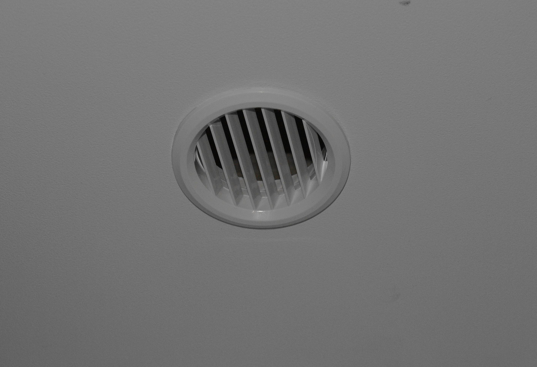 Вентиляционные отверстия в квартире. Вентиляционная решетка для натяжного потолка 80 мм. Вытяжной вентилятор 80мм для ванной комнаты под натяжной потолок. Вытяжной диффузор ve125. Вент спс вентиляционные решетки.