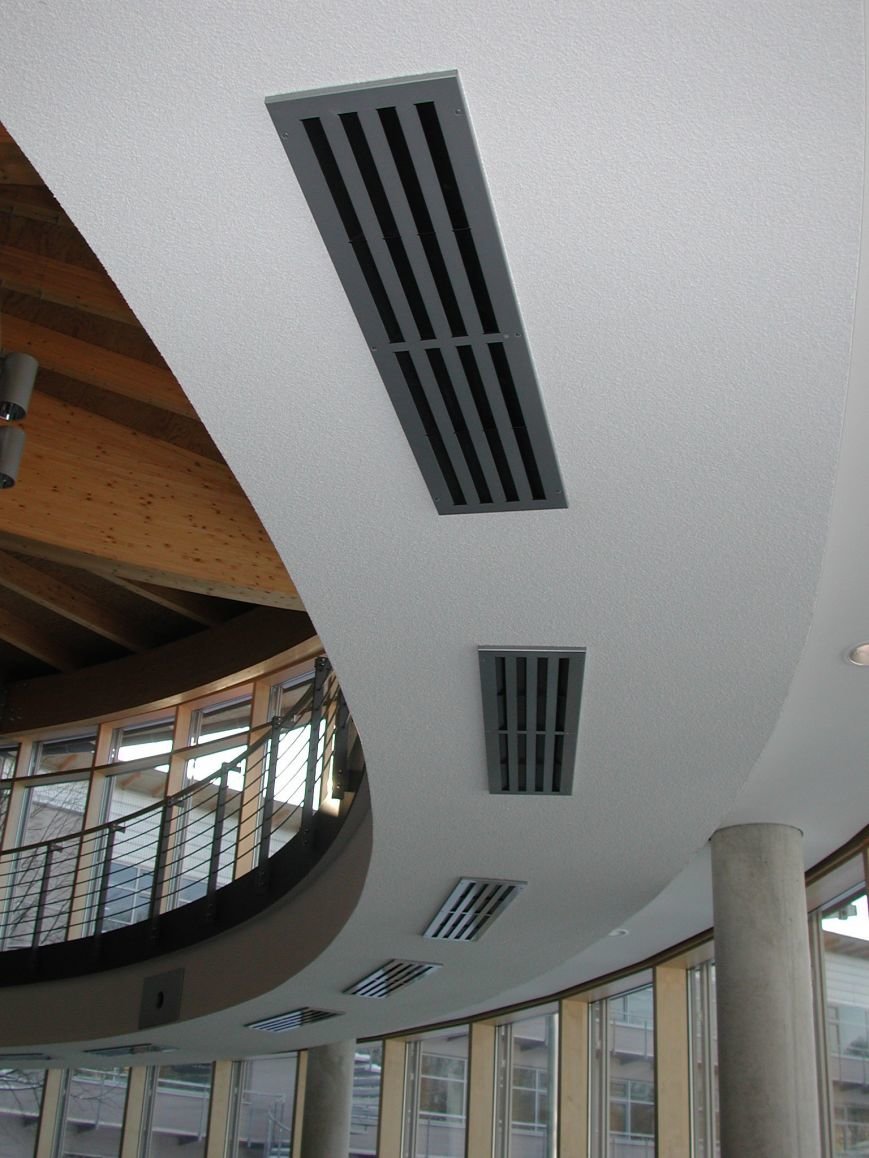 Вентиляционная решетка в потолке
