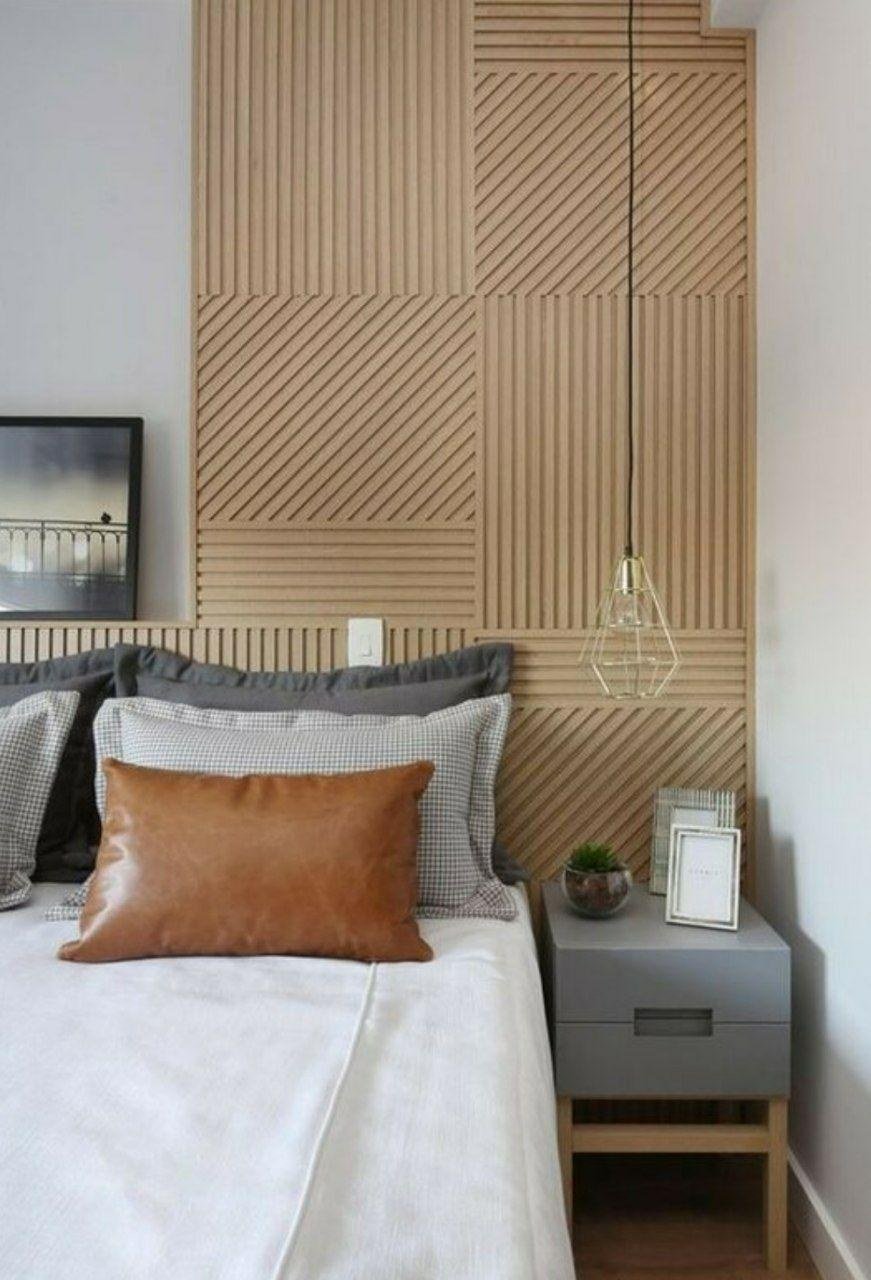 Спальня с деревянными рейками на стене