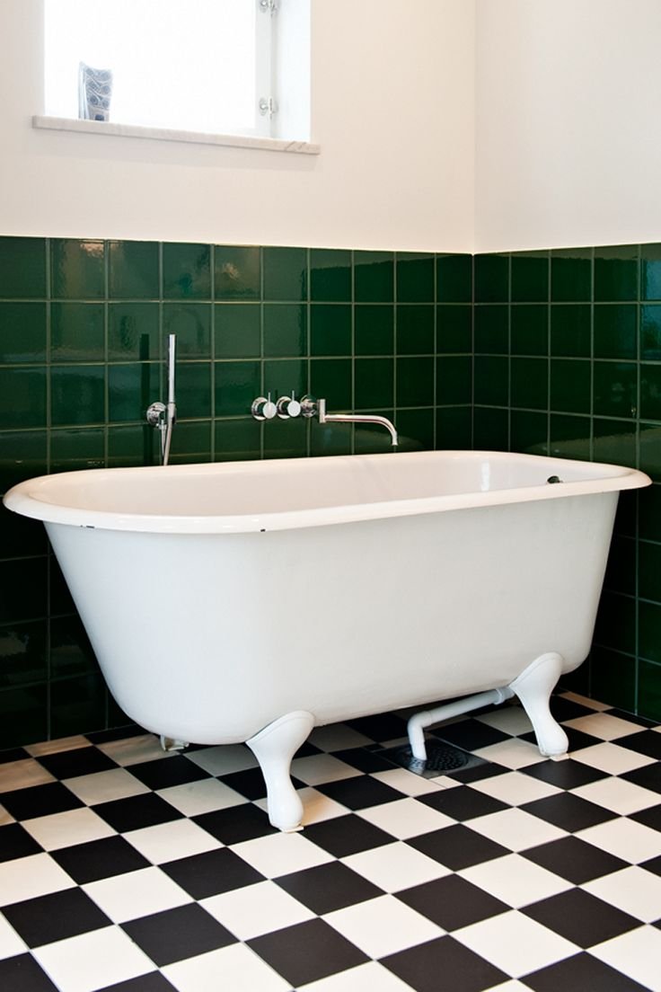 Зеленый пол в ванной