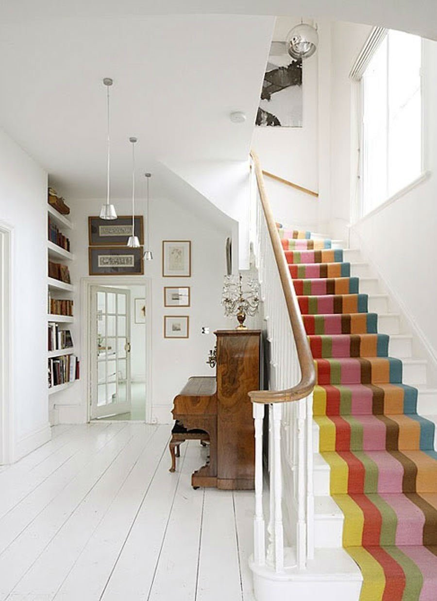 Разноцветная лестница в интерьере