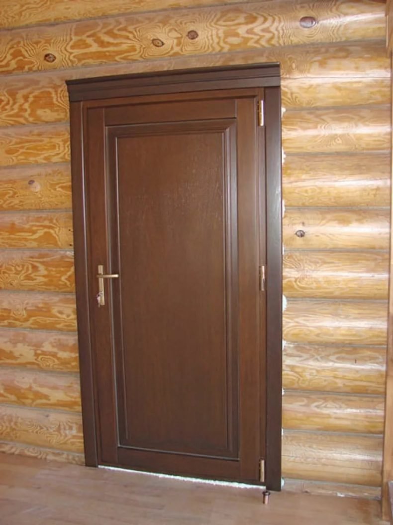 Деревянный наличник для входной двери