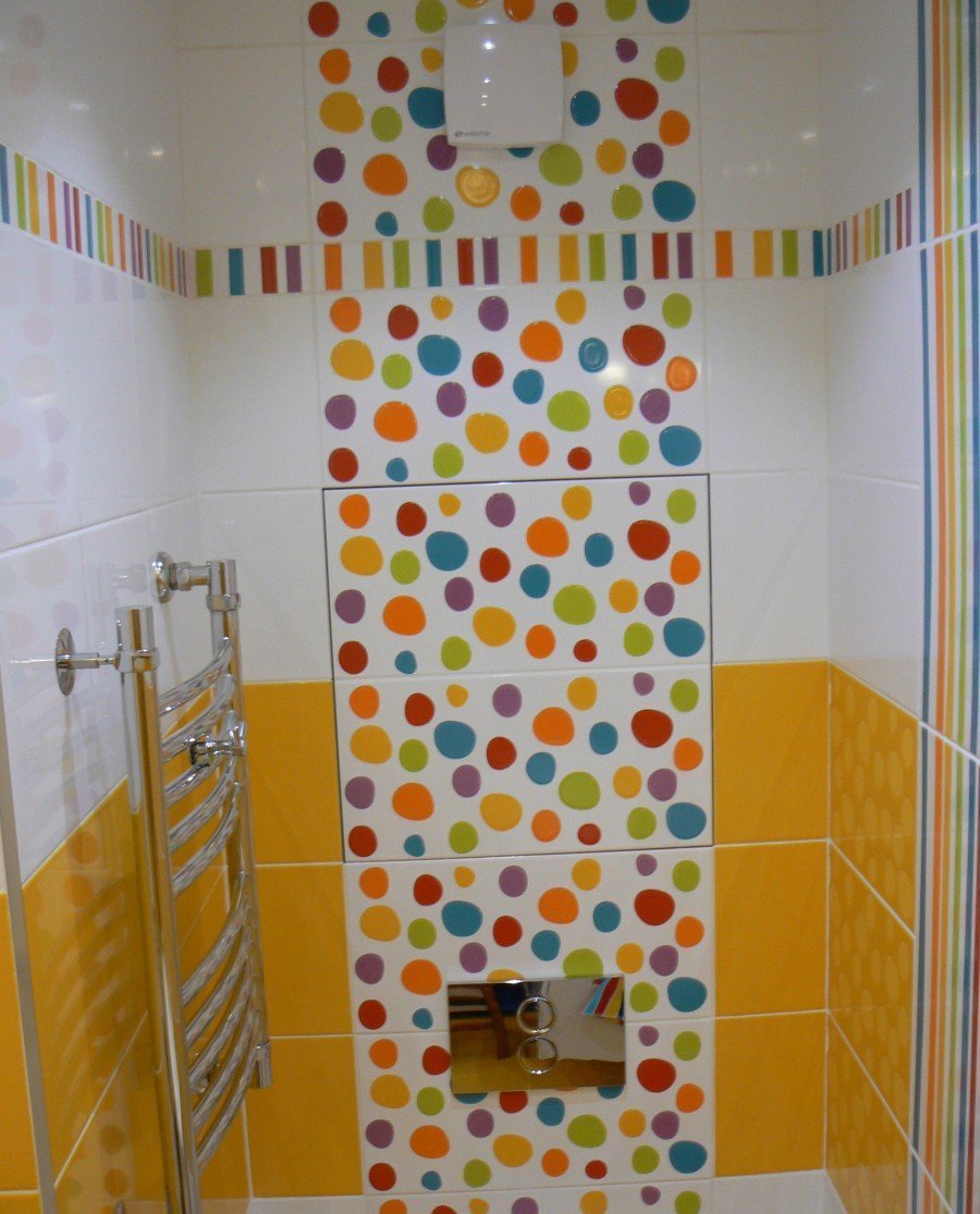 Разноцветная плитка в туалете